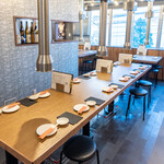 焼肉とワイン 鳶助 - 内観全景