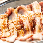 焼肉とワイン 鳶助 - 国産豚を使用。まちがいない旨さ