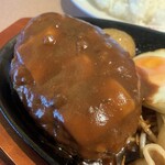 肉の万世 - チーズが乗って濃い味のデミグラスソースがハンバーグにかかっています