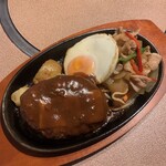 Nikuno Mansei - 180gハンバーグに生姜焼きとサービスの目玉焼き