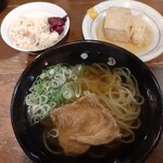 細屋 - きつねうどん610円　平日ランチタイムは、かやくご飯とおでんがサービス♪