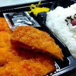 おむすびろまん - 薄めだけど、大きなチキンカツとキャベツが少し入っています。