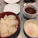 東京バーグ屋 - ご飯、スープ、半熟卵