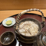 日本料理 太月 - ランチコース２０７９０円。松茸土瓶蒸し。ブータン産の松茸も薄くスライスすることで香りが芳醇に仕上がっています（╹◡╹）（╹◡╹）