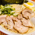 八坂ラーメン - 【チャーシューメン】800円
            ■あっさりした豚骨スープ
            ■チャーシューは4枚