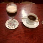 シティーライト - 琥珀の女王(左)   ノアール(右)。