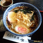 Oomurachiyaya - たぬきそば（510円）。ツルリとした素麺風の蕎麦でなく、ザラつき感があって蕎麦らしさがある。甘汁は濃いほうではなくやや薄味、天カスの風味にごま油的ところはない。カマボコとナルトが入っていた。