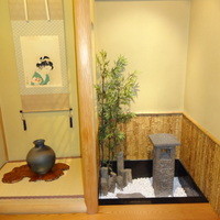 割烹 蒲焼 大沼 - 個室のお軸とミニミニ庭園