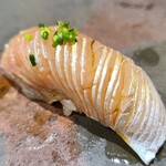 鮨匠 のむら - ㉖縞鯵(鹿児島県開聞岳沖産、1.4kg)
      産卵期は秋～冬、旬は夏～秋。
      最大で20kg弱まで成長するが美味しいのは3kg位迄
      美しい脂の入り方、旨み&甘みが素晴らしく、スッキリとした後味が軽やかです。