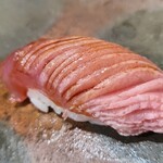 鮨匠 のむら - ㉙スマ(別称:星鰹、灸鰹)(鹿児島県開聞岳沖産)
      産卵期は夏、旬は秋～冬。
      鰹とあるが鮪の近種で身は鮪に近く本鮪中トロの様で身がしっとり軟らかい、酸味は少なく、脂が溶けて甘みと旨みがたっぷり。