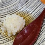 鮨匠 のむら - ⑭黒鮑の焚き煮汁に追加のシャリ小玉
      黒鮑と一緒に6時間焚いた摺り卸し大根の煮汁はとても優しい旨みを含んでおり、それにシャリ小玉を追加
      滋味が滲みる美味しさです