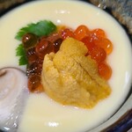 鮨匠 のむら - ⑪茶碗蒸し(餅・薩摩芋入り)赤雲丹&解し筋子載せ
      夏の旬の赤雲丹と秋の旬の走りである筋子のイクラが載った贅沢仕様
      トロトロなお出汁茶碗蒸しウマウマです。