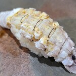 Sushisho Nomura - ㉑蝦蛄(鹿児島県産)【クリスタル蝦蛄】
                        先程まで生きていた茹で立てならではの
                        甘み、海老と蟹の間のようなやや濃いめの旨み、シャリが合わさり酢の酸味が存在することでスッと円やかな印象に変わります
