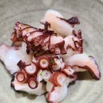 鮨匠 のむら - ⑦茹で真蛸(鹿児島県開聞岳沖産、雌、800g)
      産卵期は初夏～初秋、2度目の旬となる晩秋～冬、身の旨みがより強くなる。寿命1年
      とりあえず何も付けず一口、「旨い！」
      旨味が濃厚で自然な甘さが拡がります