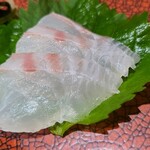 鮨匠 のむら - ④真鯛背身(鹿児島県開聞岳沖産、雌、1日寝かせ)
      産卵期は春～初夏、旬は秋～晩冬
      外洋生息の真鯛は海老・蟹などより小魚を食べているので滋味より脂の旨みが優勢
      しっとりとした食感、透き通る旨み、極上です