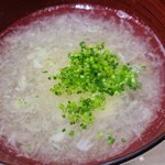 鮨匠 のむら - ⑮夏大根の荒摺り卸し、真鯛(活き〆)のアラのお出汁の鰹節とのむら醤油のお椀
      摺り卸し大根の穏やかな甘み、真鯛のアラ&鰹節のお出汁は透明感のある旨みがあります。
      京懐石の様なお椀もあり本当に面白い。