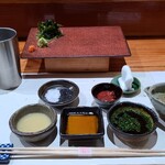 鮨匠 のむら - 酢味噌、醤油、ポン酢(以上のむらオリジナル)、梅肉(鹿児島・大分・和歌山)、塩(鹿児島・坊津)、黒胡麻(鹿児島)、ワカメ(島原・岩手)、麦味噌(鹿児島)、山葵(静岡県産)、葉山葵(静岡県産)、梅肉山葵