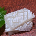 鮨匠 のむら - ⑤真鯛腹身(鹿児島県開聞岳沖産、雌、1日寝かせ)
      腹身は更に繊細な筋肉質で軟らかく、脂の旨みに深みがあります
      雌なのでは？と思い聞いてみると正解
      秋の雌は稀に極上の魚がいます