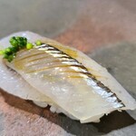 鮨匠 のむら - ⑳細魚(鹿児島県開聞岳沖産)
      東シナ海で分岐した対馬暖流が本土に初めて当たる綺麗な海水で育った為、全く臭みが無い！
      素晴らしい血抜きで毛細血管の筋が無い美しさ
      味わいも爽やかな脂の甘さが楽しめる絶品！