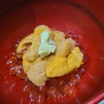 鮨匠 のむら - ㉜新イクラ(北海道産)と赤雲丹(佐賀県唐津産)のマイクロ丼
      秋のスペシャルと夏のスペシャルが共演！
      旨みと甘みのハーモニーが宴の最後を飾ります
      アンコールが出来ないのが悲しい。