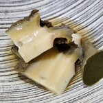 鮨匠 のむら - ⑭焚き黒鮑(佐賀県唐津産、摺り卸し大根で6時間焚き)、肝
      産卵期は秋～冬、旬は初夏～夏。
      6時間、大根を摺り卸した煮汁100%で炊き込んだ黒鮑は、大変柔らかく、その身がプルプルと震え、旨みも抜群。