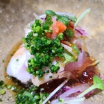 鮨匠 のむら - ⑬歯鰹(鹿児島県開聞岳沖産、3kg)のたたき
      産卵期は夏、旬は秋～冬
      鰹と歯鰹は別の魚で習性が異なり、その身も薄い桃色で、本来の味わいはサッパリ。
      脂のりが良く、たたきなのに味わいは濃いめ♪