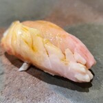 鮨匠 のむら - ⑱赤鯥(別称:ノドグロ、鹿児島県開聞岳沖産、雌、700kg)
      産卵期は初夏～初秋、旬は晩秋～晩冬
      身が軟らかくてお鮨向き、脂のりも穏やかで旨みも程好い感じです。