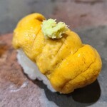Sushisho Nomura - ㉔赤雲丹(佐賀県唐津産)
                        産卵期は初秋～晩秋、旬は初夏～晩夏。
                        最初の1口目は舌の上で5秒ホールド。
                        明礬無しなので旬の盛りの透明感のある上品な甘みと旨みが口の中で拡散します。