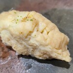 鮨匠 のむら - ㉛蒸し穴子(長崎県対馬列島産、600g)
      産卵期は春～夏、旬は夏～秋、寿命は3年~7年
      オリジナル出汁醤油で1時間煮てから蒸したふわふわな穴子、加熱による脂の活性化とサッパリ感を両立した美味しさ！
