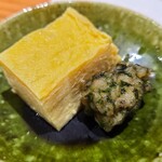 鮨匠 のむら - ②飛び魚の薩摩揚げ(のむらオリジナル)
      薩摩揚げは出汁にも使われる飛び魚の擂り身100%使用なので、味わいが深く濃い味わいで、絶品です♪
      ③出汁巻き玉子
      厚焼きはやや甘口で程よいシットリ感