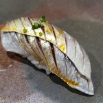 鮨匠 のむら - ㉒真鰯(金太郎鰯、大阪府岸和田産)
      産卵期は冬～晩春、旬は夏～冬
      ビックリするほど臭みが無く、薫りが立ち上る様な新鮮さ。
      味わいは濃く、脂の旨みが拡がります。