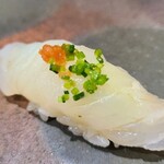鮨匠 のむら - ⑰大紋羽太(鹿児島県開聞岳沖産、2.0kg、ポン酢)
      産卵期は夏、旬はほぼ通年
      雉羽多ほど甘みは無いが、寝かせることで際立った旨みを引き出してあり、匠の技に感嘆