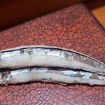 鮨匠 のむら - ⑧浅煮黍魚子(鹿児島県甑島列島産)
      産卵期は春～夏、旬も春～初夏
      稚鮎の様に丸ごと頂くので仄かな苦味と身の甘みと合わさって複雑な味わい
      1匹目はそのまま
      2匹目は自家製醤油
      3匹目は酢味噌で楽しみます