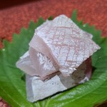 鮨匠 のむら - ⑨勘八幼魚【汐っ子】背身(鹿児島県甑島列島産、1.7kg)
      産卵期は春～夏、旬は秋～冬。
      若さ故の爽やかな甘さが鮮烈です。
      特に背身の脂は穏やかでスッキリしています。