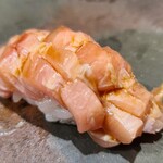 鮨匠 のむら - ㉘芭蕉梶木(別称:秋太郎)大トロ(鹿児島県開聞岳沖産、30kg)
      スペシャルなネタです♪
      体長は長いがバショウカジキの身はパサパサで美味しくないイメージですが、大トロだけは最上級に美味しい♪