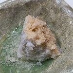 鮨匠 のむら - ⑥海藤花【かいとうげ】(真蛸の真子)(鹿児島県開聞岳沖産)
      産卵期は初夏～初秋
      丁寧に蛸から取り出されのむらオリジナル醤油で煮てあります
      粒が綺麗に立っており、薄味の味付けで柔らかな旨みを楽しみました