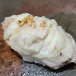 鮨匠 のむら - ㉚太刀魚(鹿児島県開聞岳沖産、3kg)
      カボス果汁掛け
      産卵期は海水温により春～秋、旬はほぼ通年
      蒸し焼きで脂分を落として、カボス果汁でさっぱりとした味わいにまとめてあります。