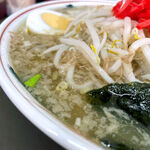 村山ホープ軒 - スープは脂ギトギトの醤油とんこつスープ。