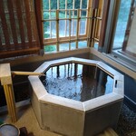 はるみや旅館 - 部屋に備え付けの源泉かけ流し檜風呂