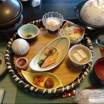 Harumiya Ryokan - たくさんのおかずの豪華な朝食