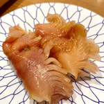 鮨やまと - 活赤貝600円税込
      ぷりっぷりで甘い