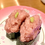 鮨やまと - マグロ上中落ち　480円税込
      脂のノリも良く、量もたっぷり