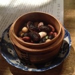 味酒 かむなび - 塩豆。美味しい日本酒を味わうにはこれだけでもいい感じ。