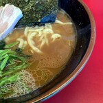 家系ラーメン 佐々喜家 - 醤油感が強くなったスープ。