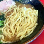 家系ラーメン 佐々喜家 - 酒井製麺の中太麺。