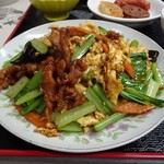 中華料理 四季紅 - 事実上の大盛り玉子入り肉野菜炒め
