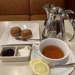 カフェーパウリスタ - 紅茶とスコーンのセット1350円