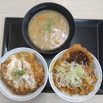 かつや - 料理写真:右が〘ロースカツと豚焼肉の合い盛り丼〙、左が〘カツ丼(竹)〙、奥が〘とん汁(大)〙
