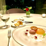 Plaiga TOKYO - 白桃のコンポートとチョコに包まれたフランボワーズソース　夏らしいデセール♫