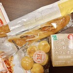 コイサンベーカリー - ベビーカステラパン(5個入り)　135円、パン好きのカフェオレ　140円、ロングソーセージ(ハーフ)　226円、手作りスペインチュロスきなこ　194円